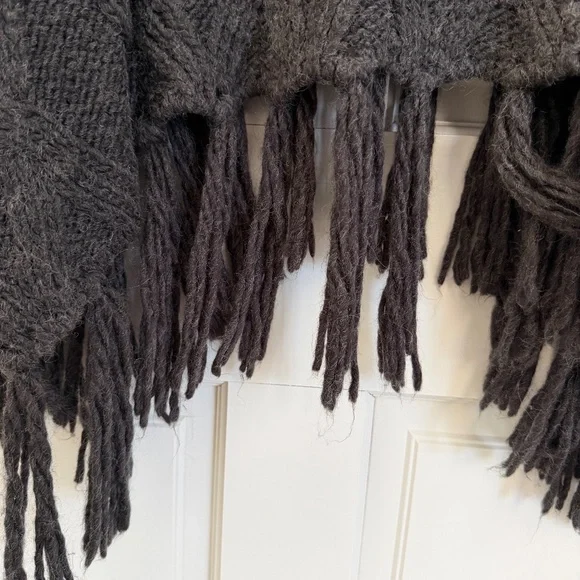 Sadie & Sage Poncho, Grey, Fringe Size M/L - Picture 7 of 7